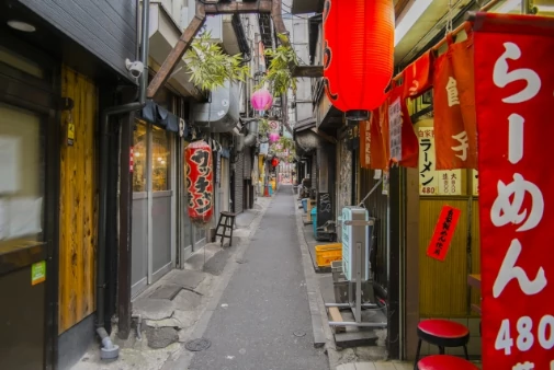Ruelle d'un quartier populaire japonais avec affiches manuscrites